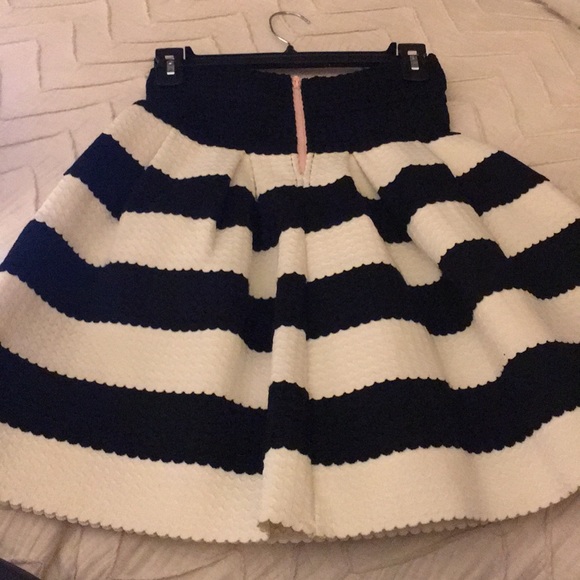 Black and white skirt - Picture 3 of 4